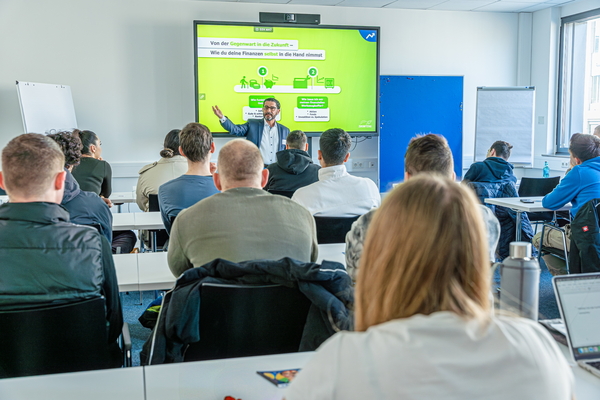 Zukunftstag Offenbach – Interim Aid Engagement chülerinnen und Schüler beim Zukunftstag der IWJB gGmbH an der Oswald-von-Nell-Breuning-Schule in Offenbach, unterstützt von Interim Aid.