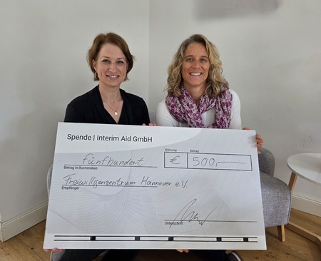 Corina Hoch und Christine Gast freuen sich über die Spende beim  Freiwilligenzentrums Hannover e.V. 