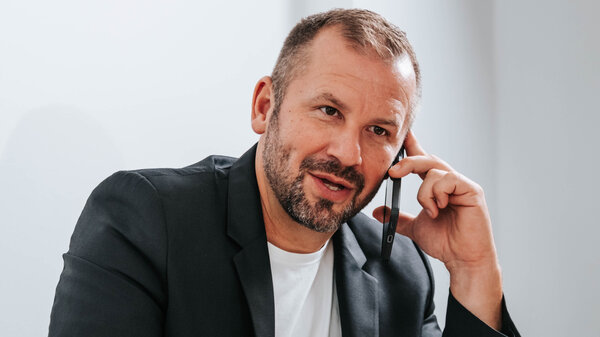 Interim Manager führt Team durch kritische Phase – Klarheit, Priorisierung und Entscheidungsstärke in Transformation und Stabilisierung.