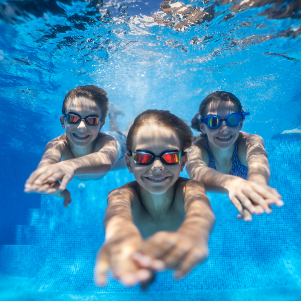 Projekt Schwimm-Engel Berlin – Interim Aid Spende Kinder beim Schwimmtraining im Rahmen des Projekts Schwimm-Engel des SchutzengelWerks Berlin, unterstützt durch eine Spende von Interim Aid.