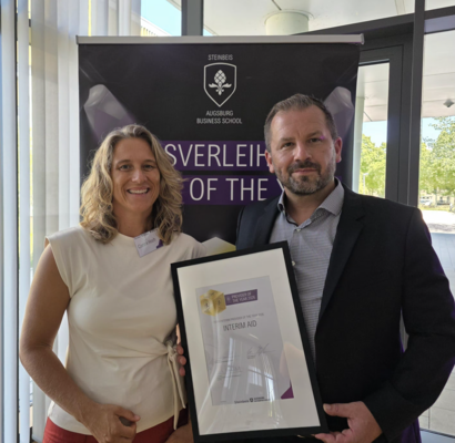 Das Team von Interim Aid feiert die Auszeichnung zum Provider of the Year 2026 beim Interim Management Forum der Steinbeis Augsburg Business School.
