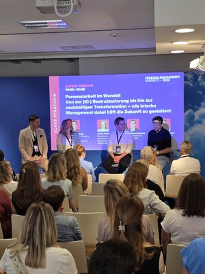 Florian Kursawe und Corina Hoch von Interim Aid auf der Bühne bei Europas größtem Personalmanagementkongress zum Thema HR-Transformation.