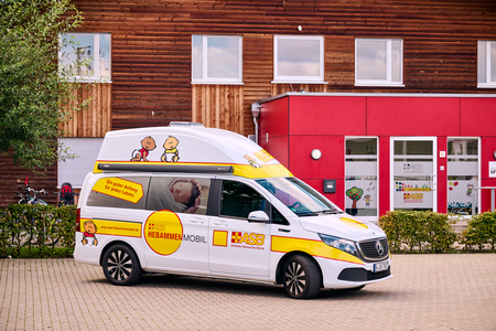Team von Interim Aid und ASB Nordrhein-Westfalen bei der Besichtigung eines Hebammenmobils