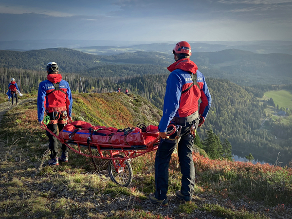 Interim Aid unterstützt die Bergwacht-Ortsgruppe Freiburg beim Bau einer neuen Kletter-Übungswand