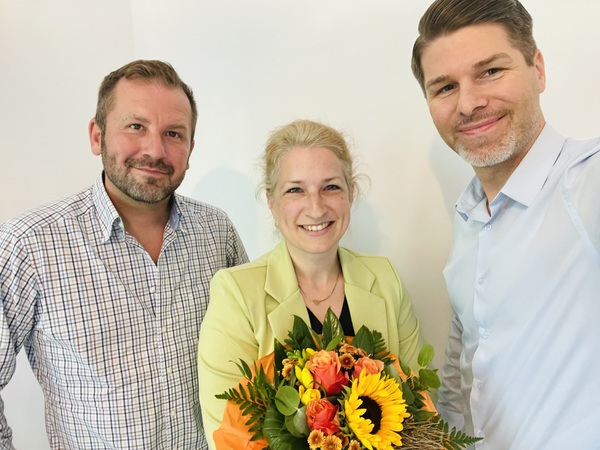 Peter und Florian heißen Christine Gast im Interim Aid Team willkommen