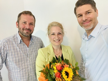 Peter und Florian heißen Christine Gast im Interim Aid Team willkommen